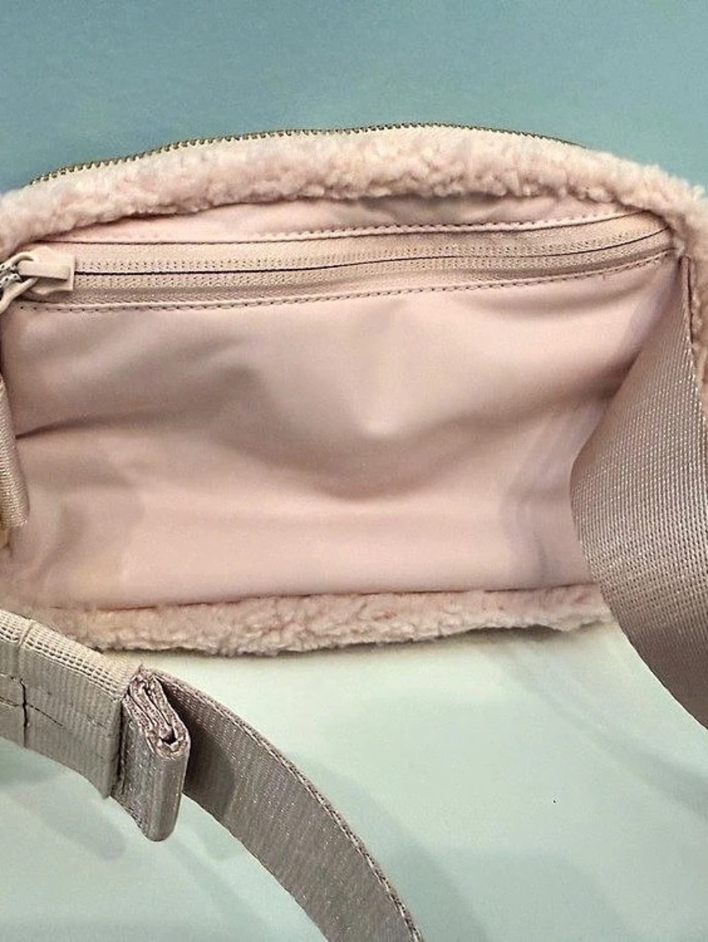 lululemon Everywhere Belt Bag 1L Fleece Pink Crossbody Bag - Picture 6 of 7